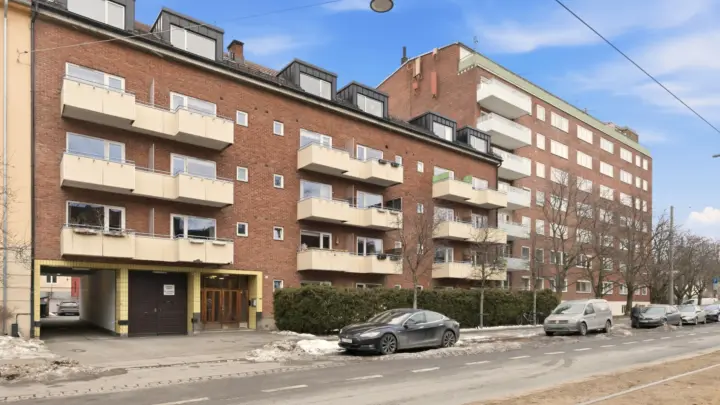 ADAMSTUEN - Garasjeseksjon - BTA ca. 678 kvm - Div. lager-/bodarealer og toalett - Trikk og buss rett utenfor porten.