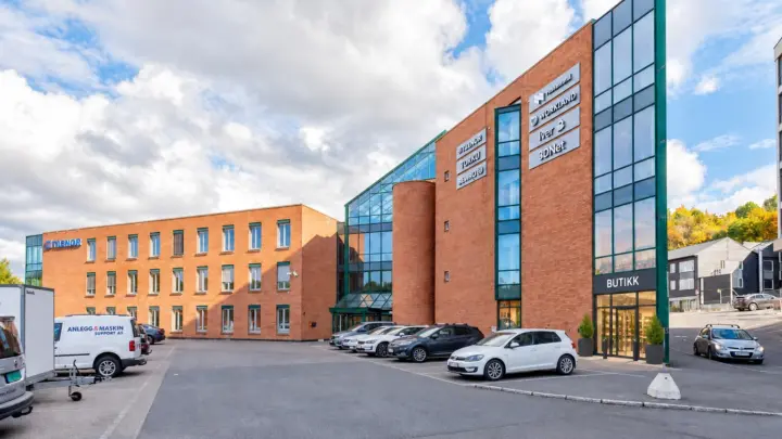 Alna: Attraktive lokaler fra 465 til 1.078 kvm med svært god E6-eksponering. Egnet for handel/showroom/kombinasjon