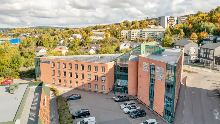 Alna/Furuset: Pent oppusset kombinasjonslokale på 465 kvm. Unik eksponering mot E6. Bærekraftig eiendom.