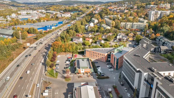 Alna/Furuset: Pent oppusset kombinasjonslokale på 465 kvm. Unik eksponering mot E6. Bærekraftig eiendom.