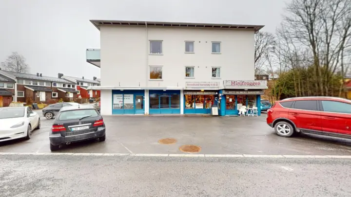 Bærum/Gjettum - 2 stk. næringsseksjoner på bakkeplan med store vinduer salgs. Gode parkeringsmuligheter.