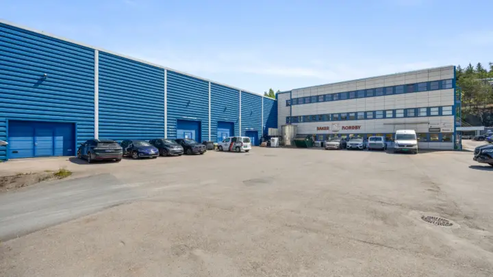 Bjørnerud: Kombinasjonslokaler til leie på 1.100 & 940 kvm BTA. Lager med 8 meter takhøyde og flere kjøreporter.