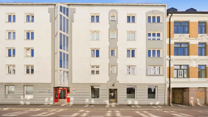 Grünerløkka: Flott næringslokale med egen inngang fra gateplan. 120 kvm BTA. Lyst og gjennomgående.