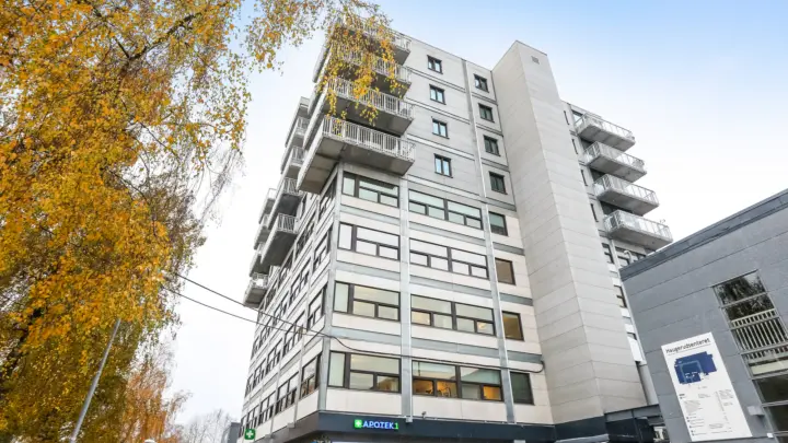 HAUGERUD SENTER: Butikk(tidligere apotek) på 200 kvm og kontor-/behandlingslokale på 208 og 60 kvm.