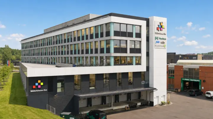 Høytlager ca. 8 meter - Lager BTA ca. 320 kvm - Leies ut i kombinasjon med kontor - Garasje og kantine - Moderne bygg.