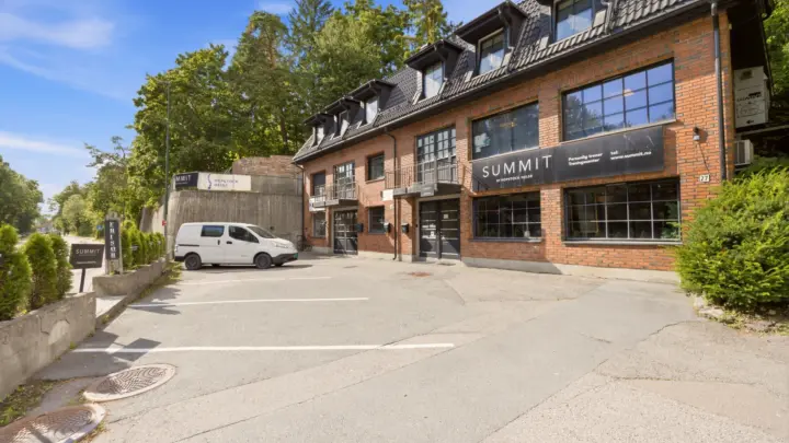 Lysaker – Professor Kohts vei 27: Attraktiv næringsseksjon på ca. 59 kvm med god eksponering og p-plass.