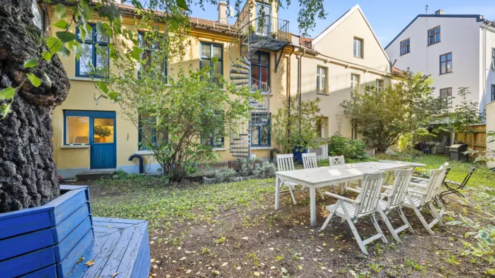 Norbygata 45/47: Sjarmerende bygg til salg. Meget hyggelig og skjermet bakhage/bakgård.