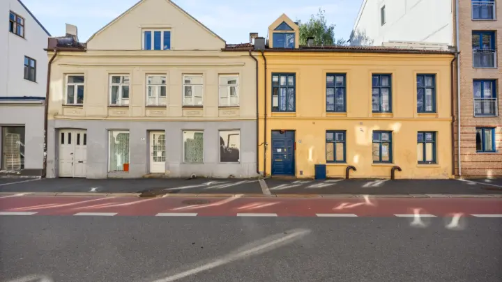 Norbygata 45/47: Sjarmerende bygg til salg. Meget hyggelig og skjermet bakhage/bakgård.