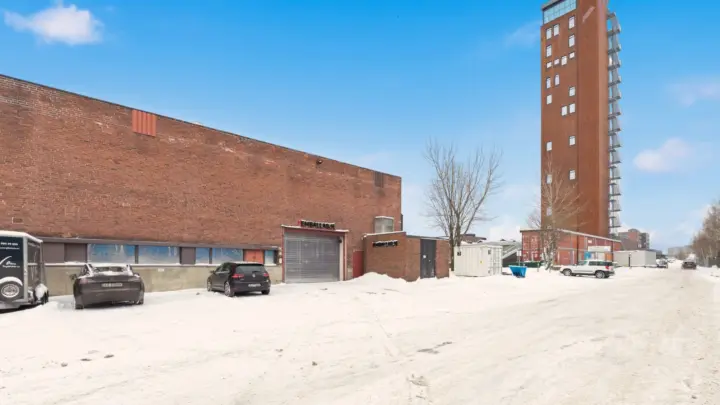 Økern: Lagerlokale på 1.528 kvm BTA til leie. God takhøyde. Lagerkontor. Mulighet for korttidsleie.