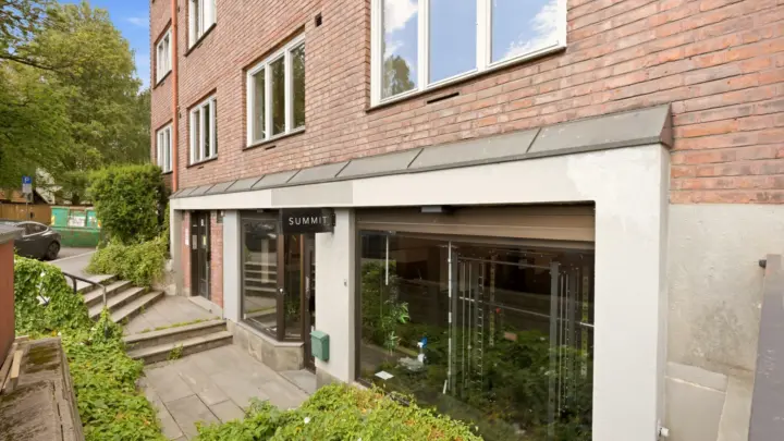 Sagene: Attraktiv næringsseksjon på ca. 85,5 kvm med egen inngang fra gateplan.