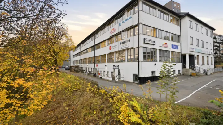 SANDVIKA:  Ledig kontor-/behandlingslokale på ca. 168 og 171 kvm BTA. til leie.