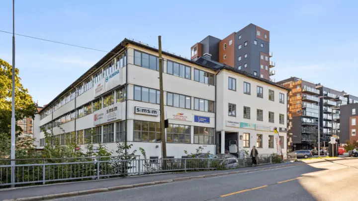 SANDVIKA:  Ledig kontor-/behandlingslokale på ca. 168 og 171 kvm BTA. til leie.