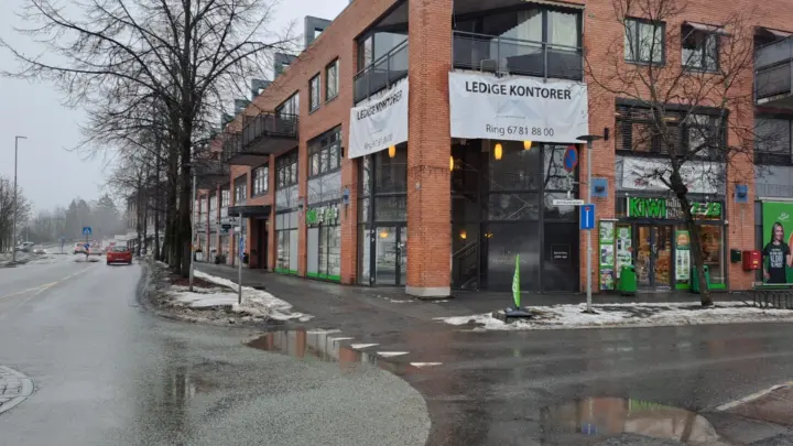 Stabekk stasjon - Flotte kontorlokaler i kontorfellesskap. Fra BTA 10 til 165 kvm.  Gode parkeringsmuligheter.